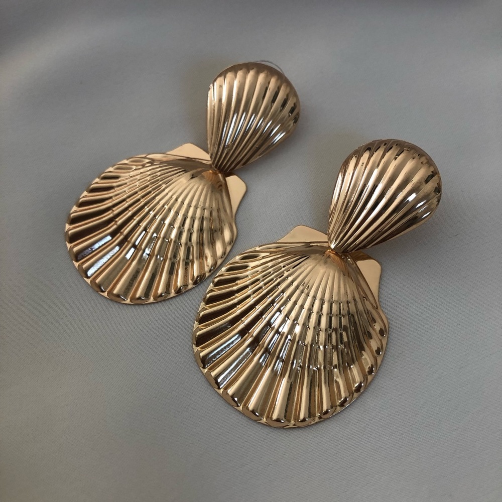 Shell Design Earrings - Picture 2 of 4